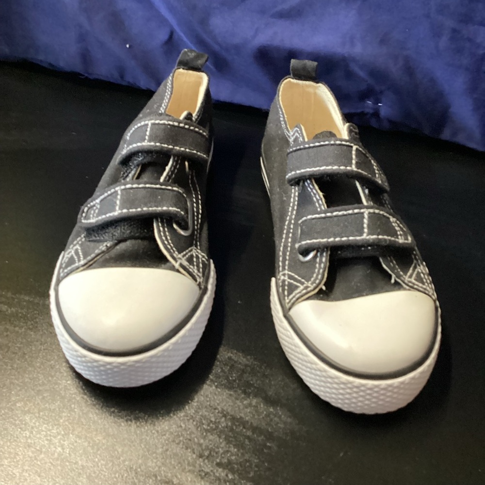 Koala kids shoes cool black and white size 10